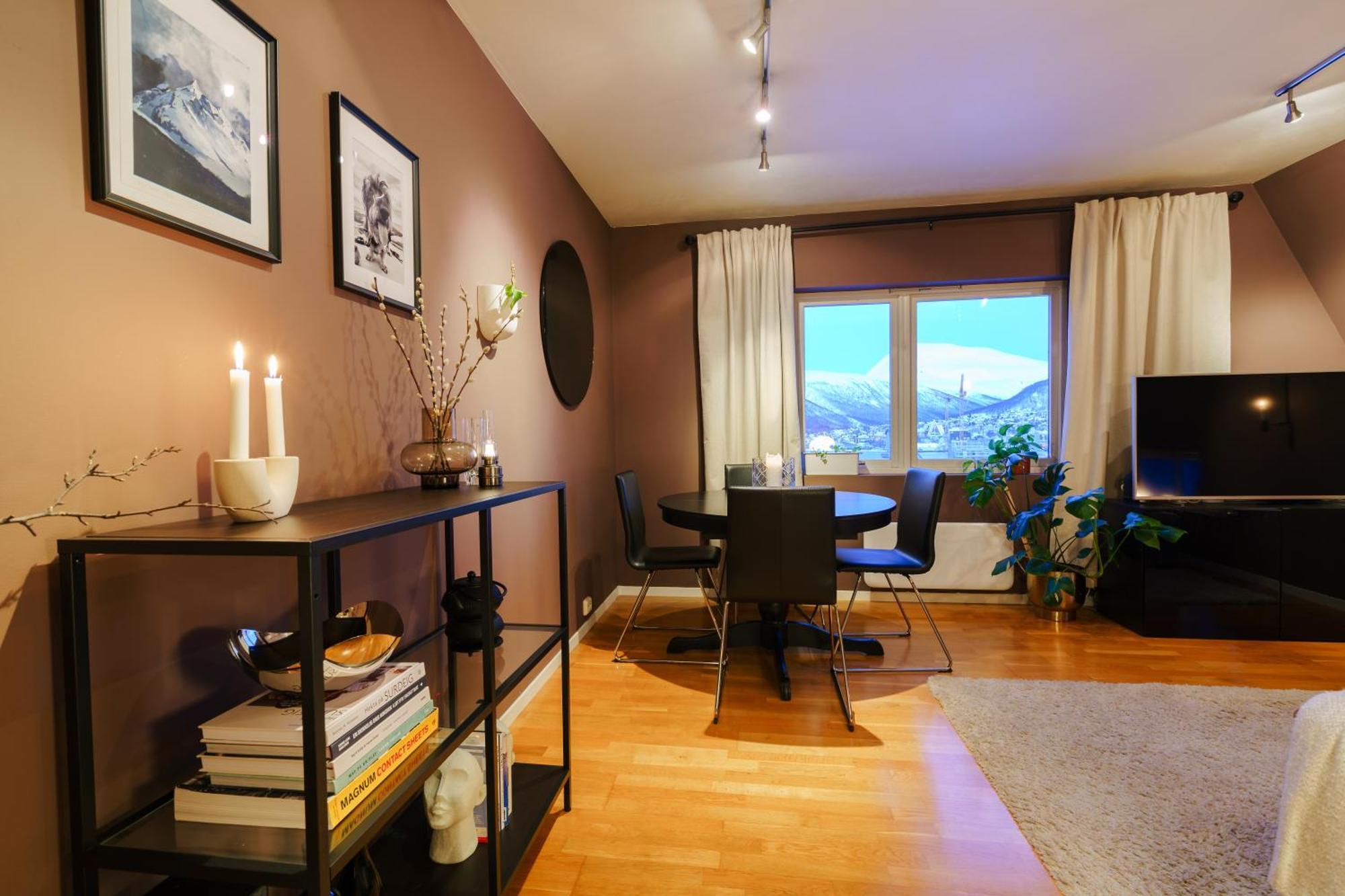 Cozy With Amazing View, Close To Centre